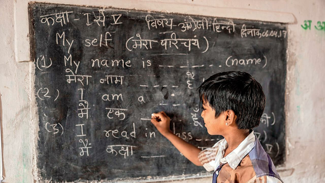 महाराष्ट्र मे स्कूलो मे तीसरी भाषा सिखना अनिवार्य