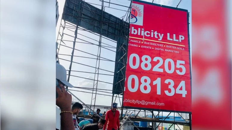 Lower Parel: BMC Demands Removal of Hazardous Ad Hoarding Lower Parel: BMC Demands Removal of Hazardous Ad Hoarding