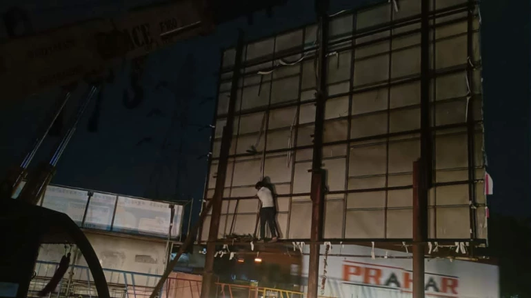 नवी मुंबई- अनाधिकृत होर्डिंग हटाने का अभियान जारी नवी मुंबई- अनाधिकृत होर्डिंग हटाने का अभियान जारी