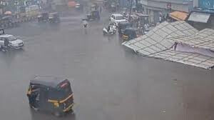 2 injured, 3 vehicles crushed as hoarding collapses in Thane’s Kalyan