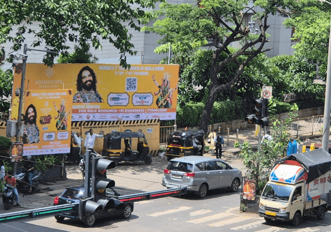 नवरात्रीत मुंबईतील अनधिकृत होर्डिंग्जमुळे नागरिक त्रस्त