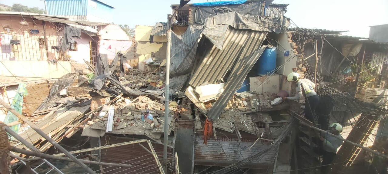 एंटॉप हिल इलाके में  घर ढहा