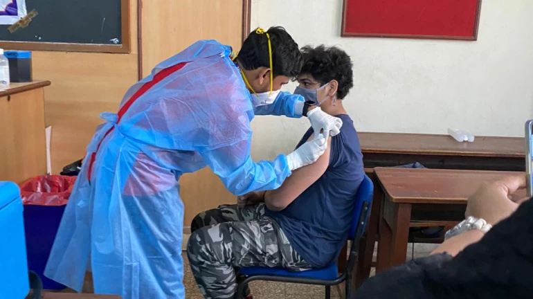 मुंबई के इस कॉलेज ने छात्रों और स्टाफ के लिए लगाया वैक्सीनेशन कैम्प