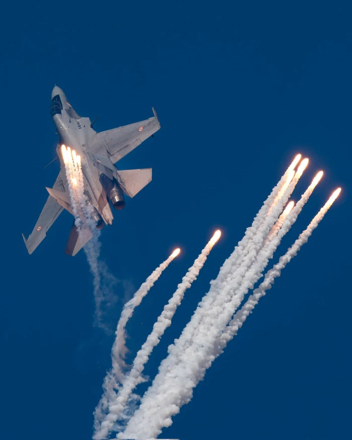Scintillating Air Show by Indian Air Force in Mumbai - See Pics Here