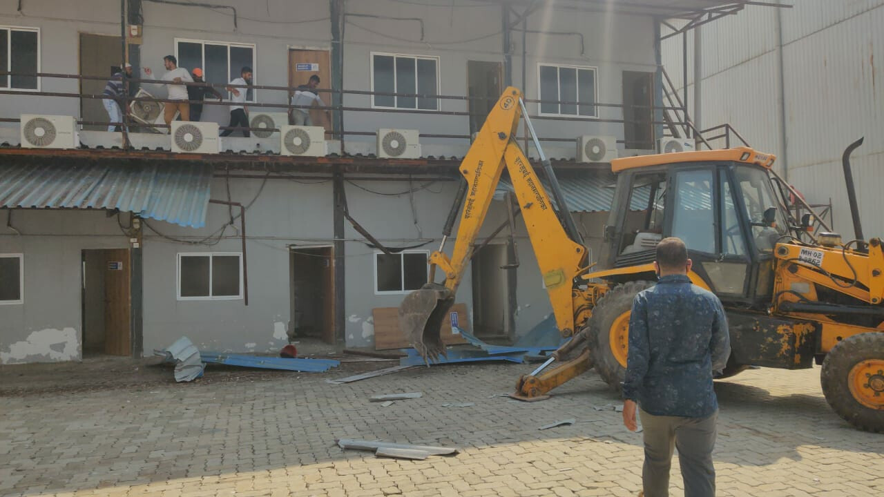 मुंबई- बीएमसी ने मुंबई के मढ-मार्वे इलाके में अवैध फिल्म स्टूडियो को तोड़ा