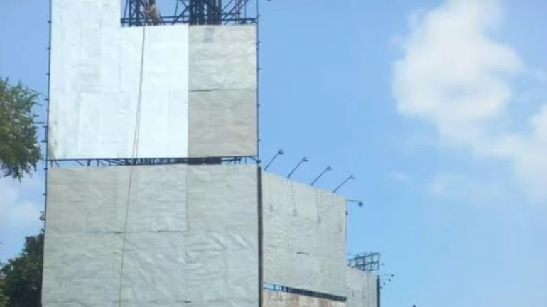 बीएमसीच्या नोटीसनंतर दादरमध्ये 8 बेकायदेशीर होर्डिंग हटवले बीएमसीच्या नोटीसनंतर दादरमध्ये 8 बेकायदेशीर होर्डिंग हटवले