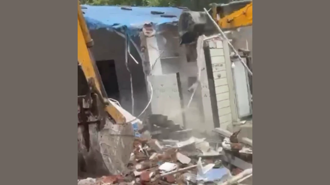 मुंबई: बीएमसी ने 12 साल बाद लालबाग-परेल में अवैध ढांचे को ध्वस्त कर दिया