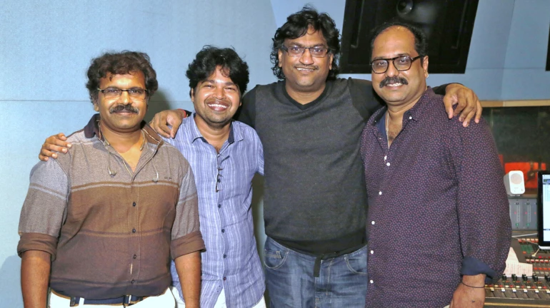 'इकडून तिकडे...’ म्हणत अजयने वेस्टर्न स्टाईलमध्ये गायलं गाणं 'इकडून तिकडे...’ म्हणत अजयने वेस्टर्न स्टाईलमध्ये गायलं गाणं