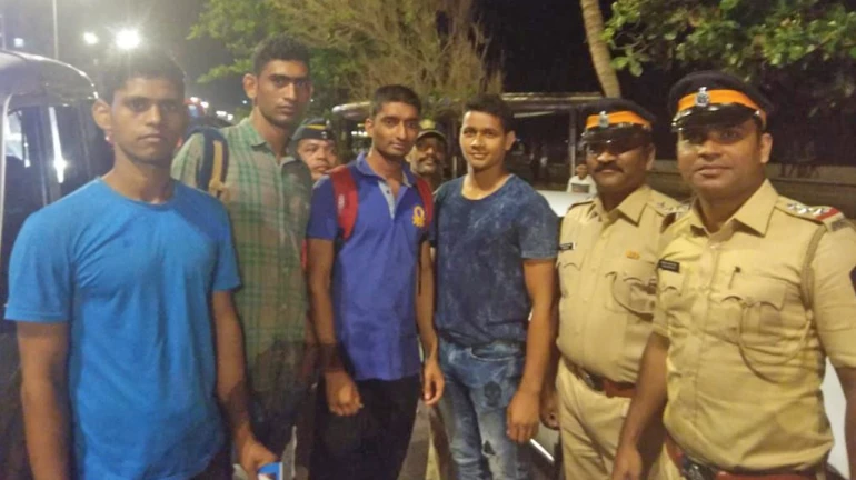 समुद्र में डूबते लड़के को नेवी जवान ने बचाया समुद्र में डूबते लड़के को नेवी जवान ने बचाया