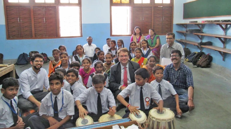 परदेशी देणगीतील दुरावस्थेतील शाळाच अमेरिकन दूताला दाखवली परदेशी देणगीतील दुरावस्थेतील शाळाच अमेरिकन दूताला दाखवली