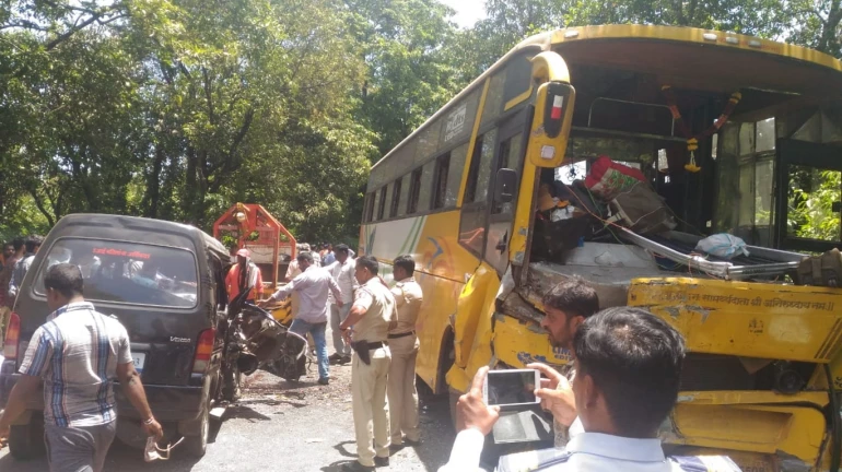 मुंबई-गोवा हाईवे पर खतरनाक हादसा, 6 लोगों की मौत मुंबई-गोवा हाईवे पर खतरनाक हादसा, 6 लोगों की मौत