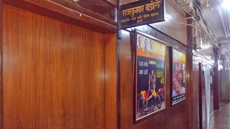 Man alleges Maharashtra BJP Minister’s personal assistant of taking ₹10 lakh bribe Man alleges Maharashtra BJP Minister’s personal assistant of taking ₹10 lakh bribe