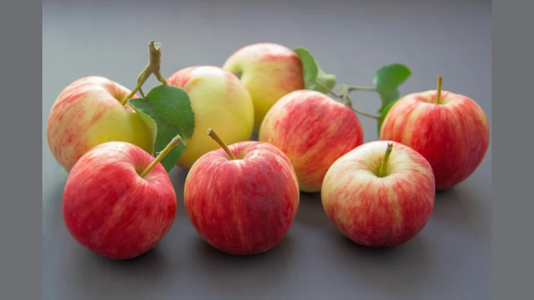 'या' ट्रिक्स वापरून काढा सफरचंदावरील मेण 'या' ट्रिक्स वापरून काढा सफरचंदावरील मेण