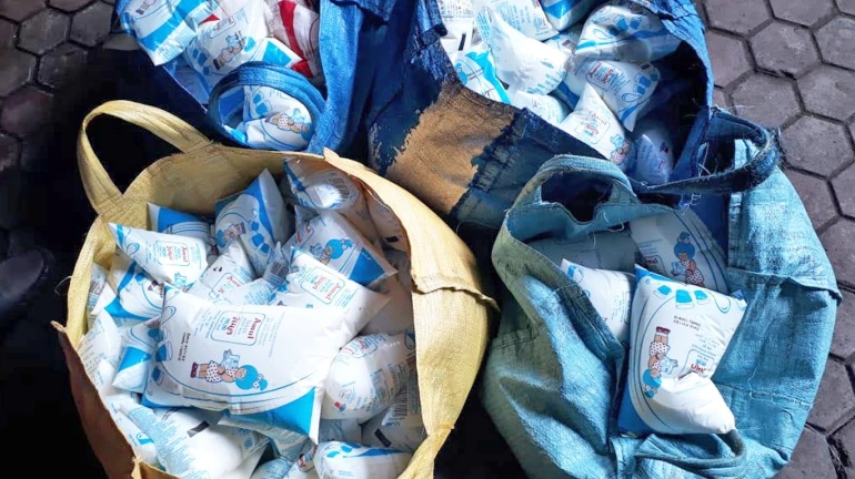 मालाड: बड़े ब्रांड की दूध की थैलियों में मिलावट करने वाले गिरोह का भंडाफोड़ मालाड: बड़े ब्रांड की दूध की थैलियों में मिलावट करने वाले गिरोह का भंडाफोड़