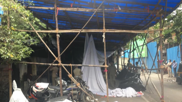 परवानगी नसलेल्या मंडळांवर पालिकेची कारवाई परवानगी नसलेल्या मंडळांवर पालिकेची कारवाई