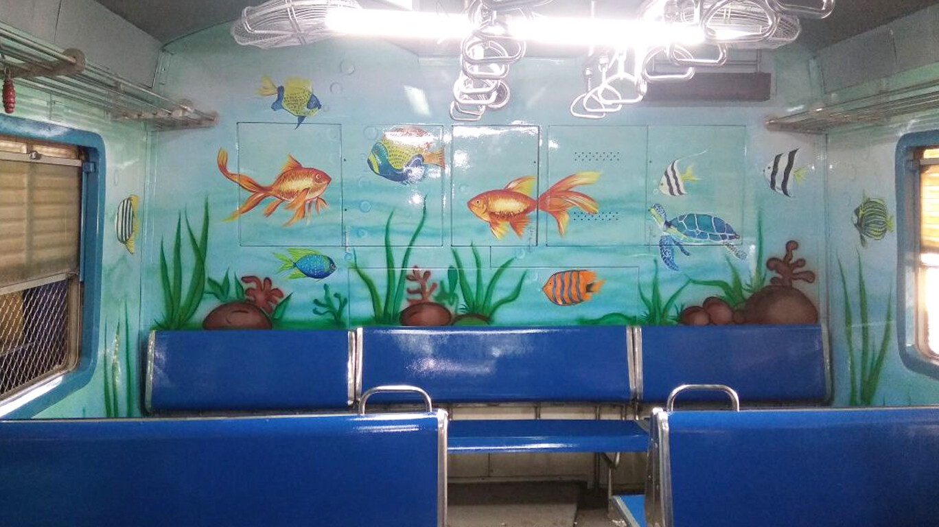 महिलांच्या डब्यात अवतरलं मत्स्यालय