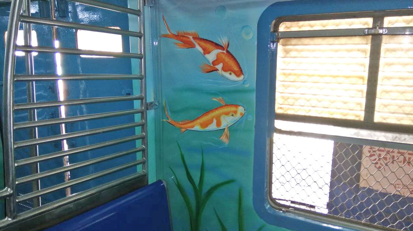 लोकल रेल में महिलाओं के डब्बे को मिले एक्वेरियम का थीम