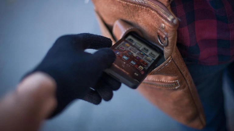 भक्तों को गणपति दर्शन करना पड़ रहा है भारी, मोबाइल चोरी की घटनाओं में वृद्धि भक्तों को गणपति दर्शन करना पड़ रहा है भारी, मोबाइल चोरी की घटनाओं में वृद्धि