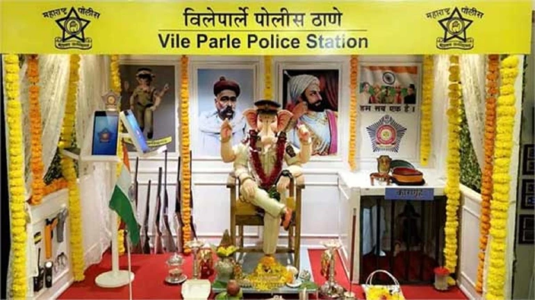 विलेपार्ले ठाण्यातील पोलिसांच्या गणवेशातील बाप्पा ठरतोय सर्वांचे अाकर्षण विलेपार्ले ठाण्यातील पोलिसांच्या गणवेशातील बाप्पा ठरतोय सर्वांचे अाकर्षण