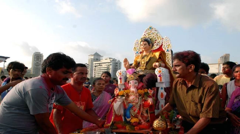 अगले साल फिर आने की प्रार्थना करके 5 वें दिन की गौरी गणपति को दी गयी भावभीनी विदाई अगले साल फिर आने की प्रार्थना करके 5 वें दिन की गौरी गणपति को दी गयी भावभीनी विदाई