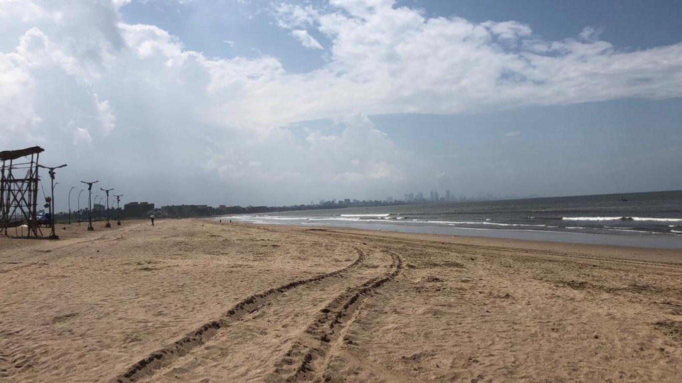 जुहूपाठोपाठ वर्सोवा चौपाटीही चकाचक