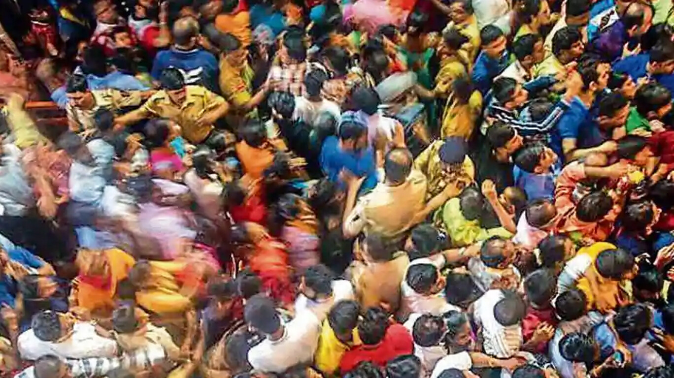 लालबाग राजा के दरबार में पुलिस और मंडल कार्यकर्ताओं में धक्कामुक्की