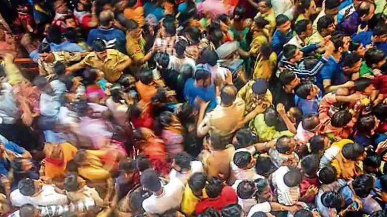 लालबाग राजा के दरबार में पुलिस और मंडल कार्यकर्ताओं में धक्कामुक्की लालबाग राजा के दरबार में पुलिस और मंडल कार्यकर्ताओं में धक्कामुक्की