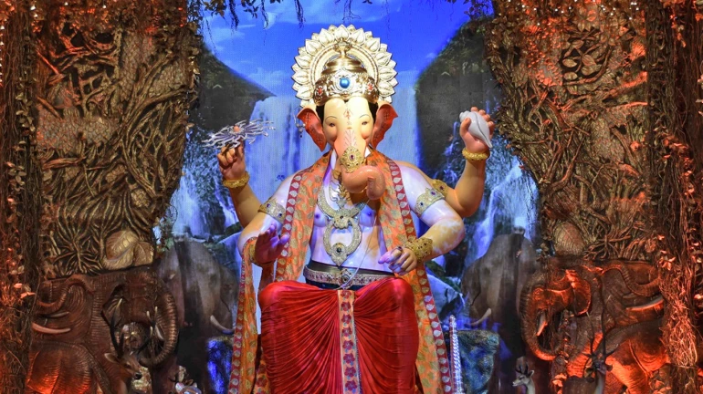 राजाच्या चरणी कोट्यवधीचं दान राजाच्या चरणी कोट्यवधीचं दान