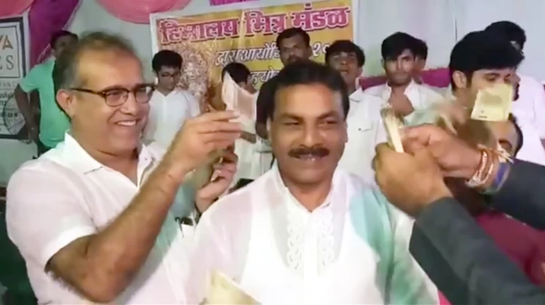 कांग्रेस विधायक नसीम खान पर नोटों की बारिश कांग्रेस विधायक नसीम खान पर नोटों की बारिश