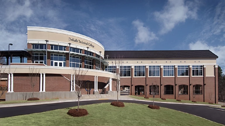 अभियांत्रिकी संस्थांना चाप? थेट शुल्कवाढ न करण्याचं पत्र अभियांत्रिकी संस्थांना चाप? थेट शुल्कवाढ न करण्याचं पत्र