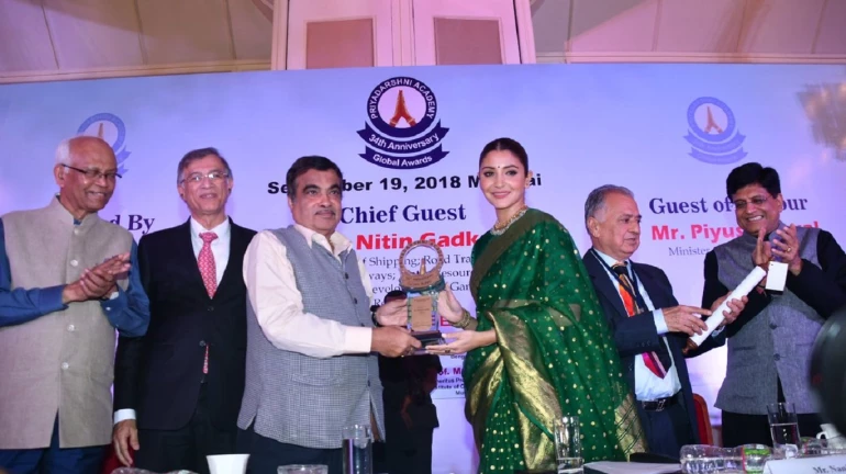 अनुष्का शर्मा को मिला ‘स्मिता पाटिल मेमोरियल अवॉर्ड’ अनुष्का शर्मा को मिला ‘स्मिता पाटिल मेमोरियल अवॉर्ड’