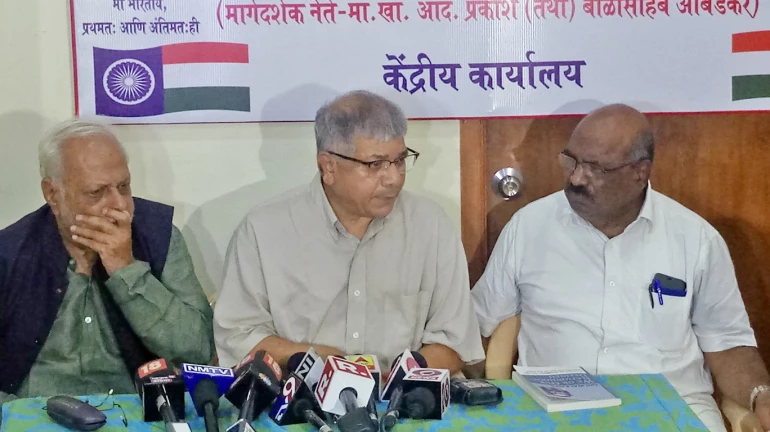 शरद पवार धर्म निरपेक्ष हैं उनकी पार्टी नहीं- प्रकाश आंबेडकर शरद पवार धर्म निरपेक्ष हैं उनकी पार्टी नहीं- प्रकाश आंबेडकर