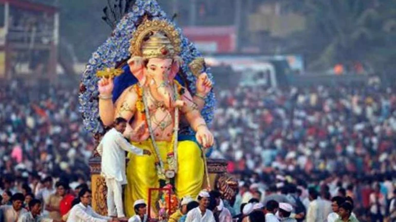 पुढच्या वर्षी लवकर या..! मुंबईत बाप्पाच्या विसर्जनाला सुरूवात पुढच्या वर्षी लवकर या..! मुंबईत बाप्पाच्या विसर्जनाला सुरूवात