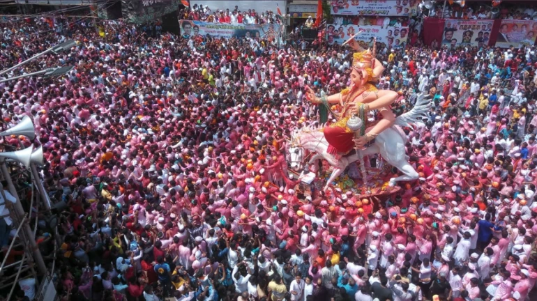 Ganpati visarjan 2020 यंदा शांततेत गणरायाला लाखो भाविक देणार निरोप Ganpati visarjan 2020 यंदा शांततेत गणरायाला लाखो भाविक देणार निरोप