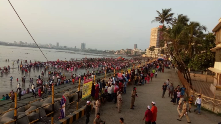 Ganeshotsav: Entry denied at Dadar and Mahim Chowpatty to avoid overcrowding Ganeshotsav: Entry denied at Dadar and Mahim Chowpatty to avoid overcrowding