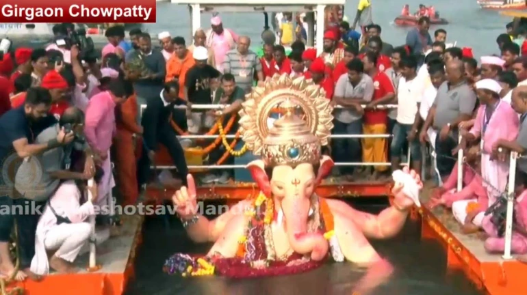 राजाच्या विसर्जनावेळी बोट उलटली, पाच जखमी राजाच्या विसर्जनावेळी बोट उलटली, पाच जखमी