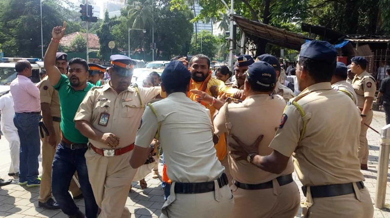 मंत्रालय गेट पर 'दाल' आंदोलन मंत्रालय गेट पर 'दाल' आंदोलन