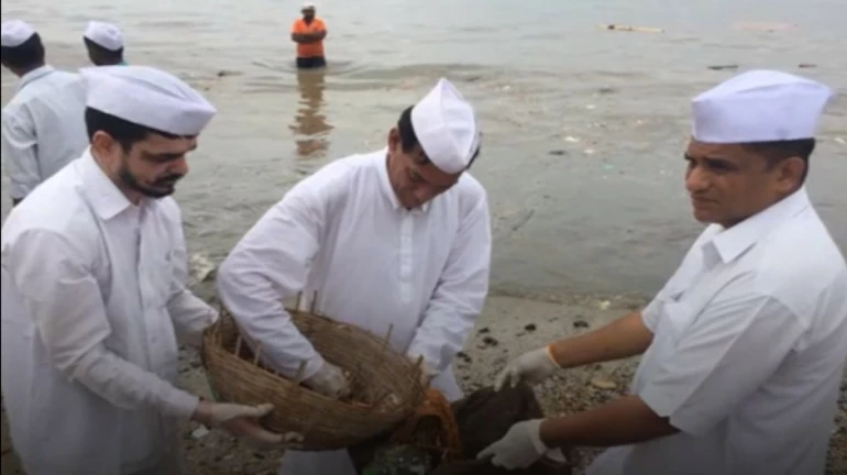 After hunger, Mumbai’s dabbawalas eliminate litter off Girgaon Chowpatty After hunger, Mumbai’s dabbawalas eliminate litter off Girgaon Chowpatty