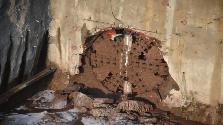 मेट्रो-3 : जमीन के अंदर सुरंग खोद कर पहली मशीन आई बाहर मेट्रो-3 : जमीन के अंदर सुरंग खोद कर पहली मशीन आई बाहर