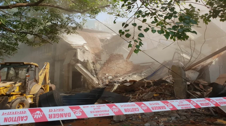 रघुवंशी मिलच्या जागेतील ७ अनधिकृत कार्यालयांवर बुलडोझर रघुवंशी मिलच्या जागेतील ७ अनधिकृत कार्यालयांवर बुलडोझर