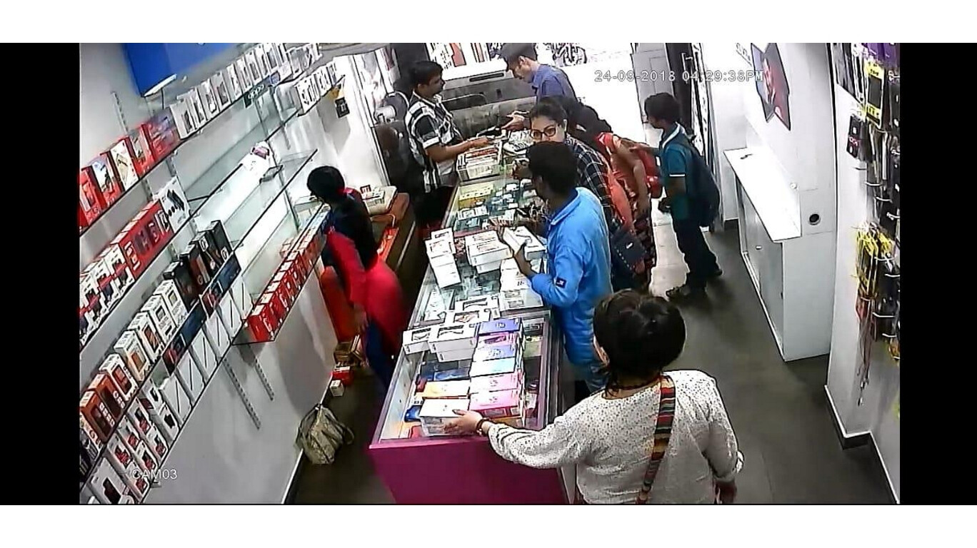 विदेशी बनकर दुकान में की मोबाईल चोरी, सीसीटीवी में वारदात कैद