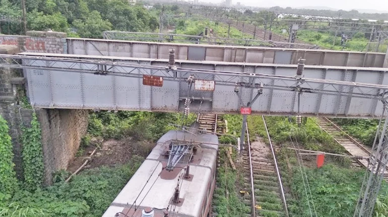 कल्याणच्या पत्री पुलाच्या पाडकामाला सुरुवात कल्याणच्या पत्री पुलाच्या पाडकामाला सुरुवात