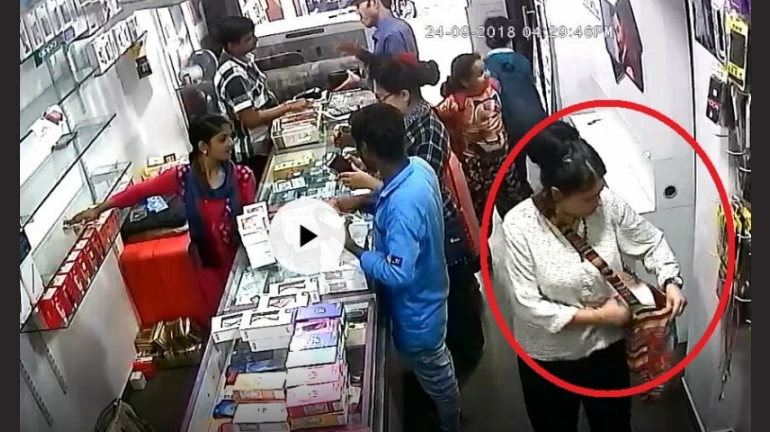 परदेशी महिलांनी दुकानातून मोबाइल चोरला; मुलुंडमधील घटना