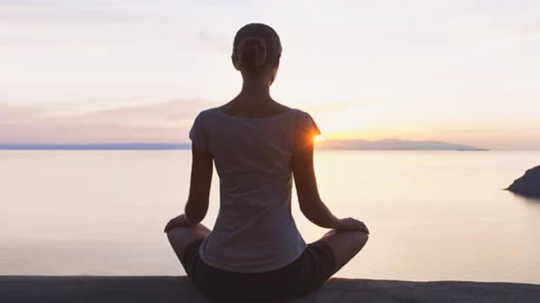 मन शांती मिळवण्यासाठी सोशल मीडियापासून घ्या ब्रेक मन शांती मिळवण्यासाठी सोशल मीडियापासून घ्या ब्रेक