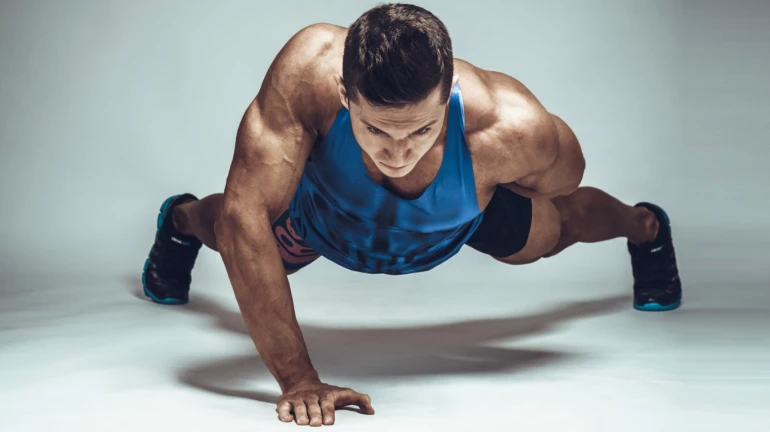 पुश-अप्स मारताना करू नका या ९ चुका पुश-अप्स मारताना करू नका या ९ चुका