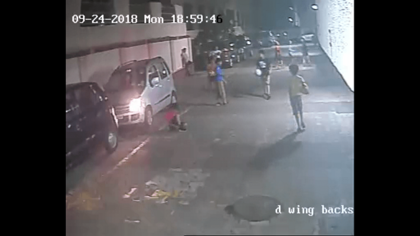 अंगावरून कार जाऊनही चिमुरडा वाचला!