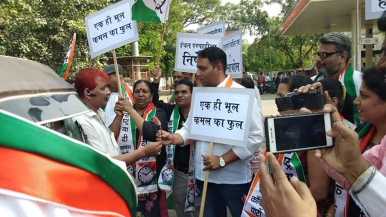 पेट्रोल डीजल के बढ़ते दाम के विरोध में एनसीपी का विरोध प्रदर्शन पेट्रोल डीजल के बढ़ते दाम के विरोध में एनसीपी का विरोध प्रदर्शन