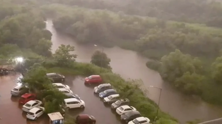 मुंबईत परतीच्या पावसाला सुरूवात; मुंबईकरांची तारांबळ मुंबईत परतीच्या पावसाला सुरूवात; मुंबईकरांची तारांबळ