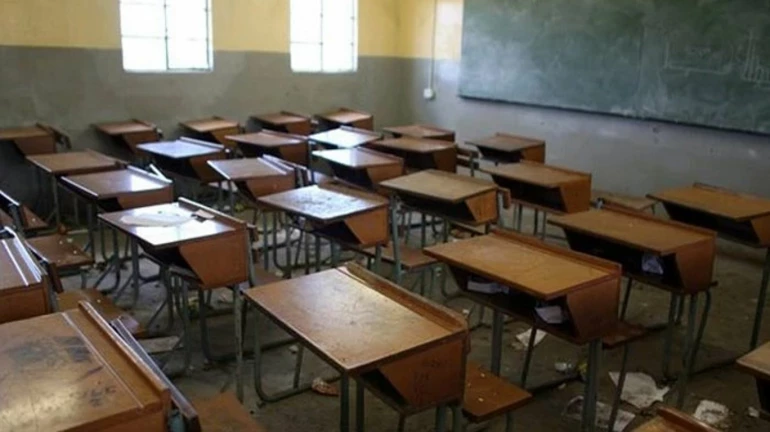 महापालिकेच्या शाळांना लागली वाळवी महापालिकेच्या शाळांना लागली वाळवी