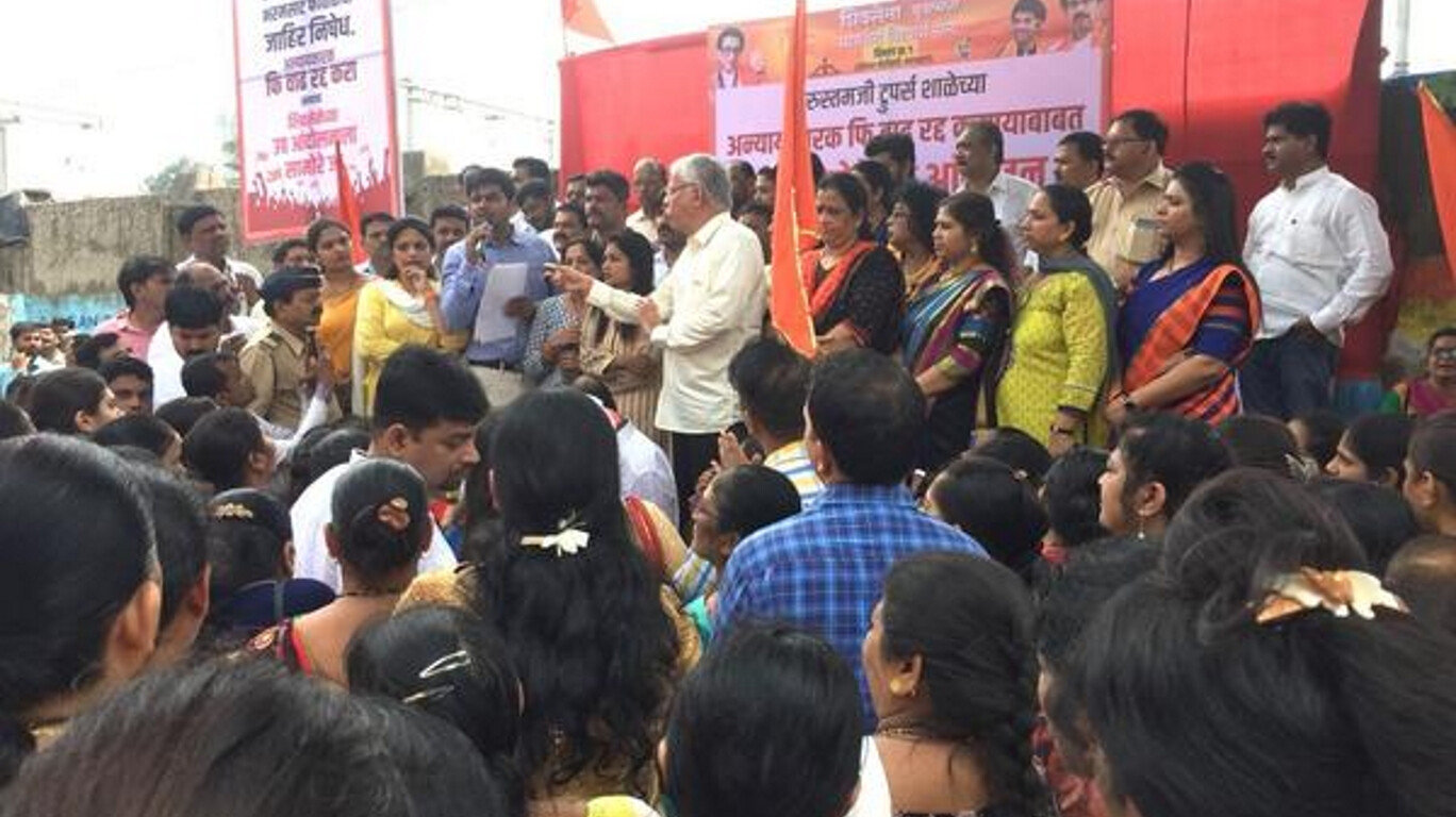 रुस्तमजी स्कूल के फिस बढ़ोत्तरी को लेकर युवासेना का विरोध प्रदर्शन